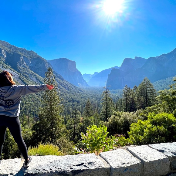 Meet your Posher, Danielle - Picture 2 of 3